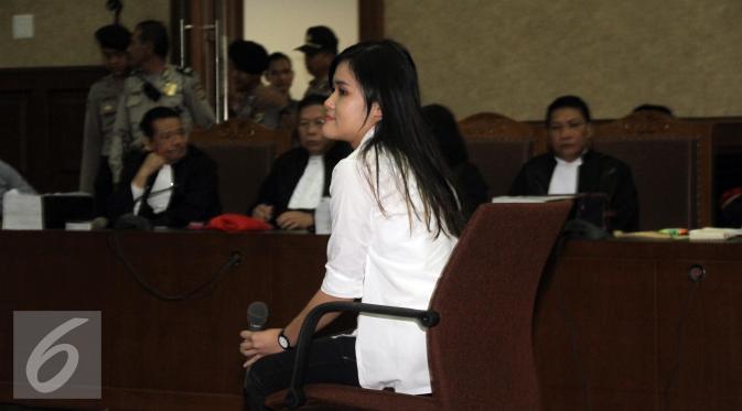 Terdakwa Jessica Kumala Wongso menyimak pertanyaan hakim dalam sidang ke-26 kasus tewasnya Wayan Mirna Salihin dengan agenda pemeriksaan terdakwa di Pengadilan Tipikor, Jakarta, Rabu (28/9). (Liputan6.com/Helmi Afandi)