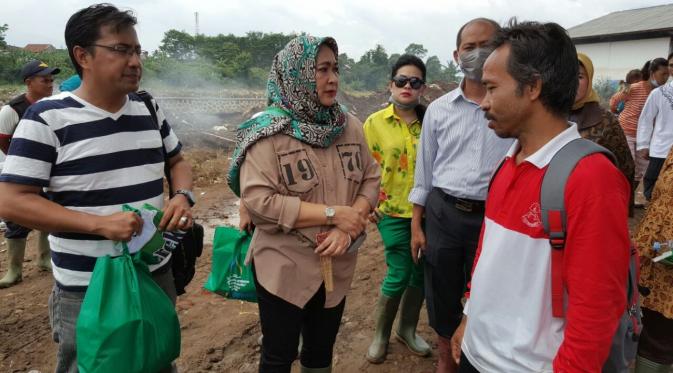 Jenny Rachman memberi bantuan untuk korban banjir bandang Garut