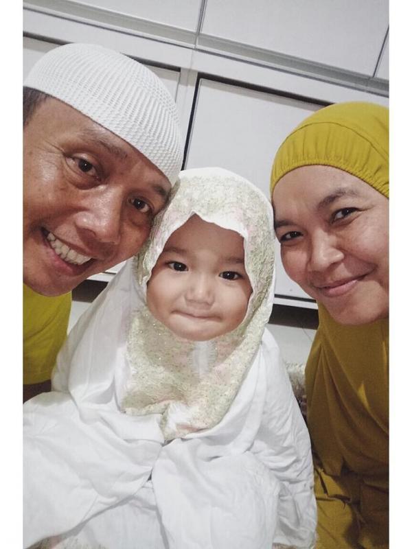 Orangtua dan anak Ayu Ting Ting [foto: instagram]