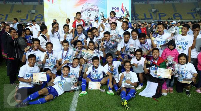 Pesepakbola Jawa Barat melakukan selebrasi juara PON XIX 2016 usai menumbangkan Sulawesi Selatan di laga final di Stadion Si Jalak Harupat, Kab Bandung, Rabu (28/9). Jabar unggul lewat adu penalti 5-4. (Liputan6.com/Helmi Fithriansyah)