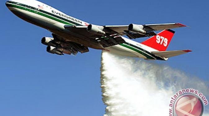 Pesawat terbang pemadam kebakaran dengan kapasitas terbesar, Evergreen 747 Supertanker, sedang membuang muatannya. Dia mampu membawa 78.000 liter air. (via: Antaranews)