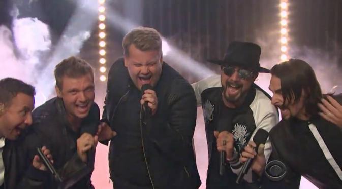 James Corden berduet dengan Backstreet Boys di dalam acaranya. Ia mengaku rindu akan boyband jaman dulu. (Foto: mtv.com)