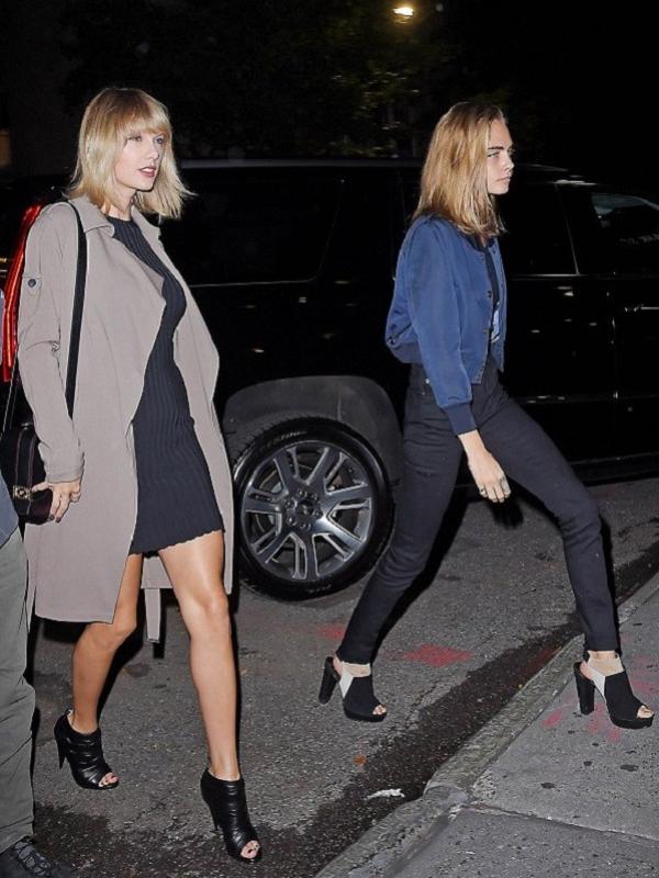 Taylor Swift dan Cara Delevingne menikmati makan malam bersama. (Dailymail)