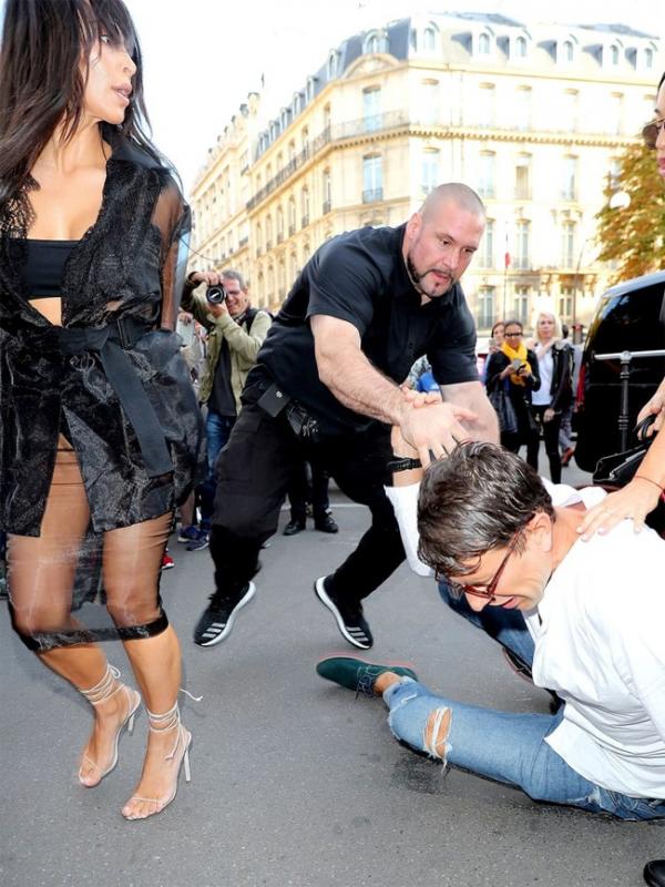 Vitalii Sediuk mencoba mencium bokong Kim Kardashian, namun aksinya sicegah tim keamanan Kim. (Splash News)