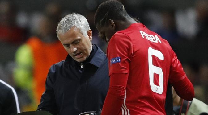 Manajer Manchester United, Jose Mourinho (kiri) sedang memberikan instruksi kepada gelandang Paul Pogba.  (Reuters/Darren Staples)