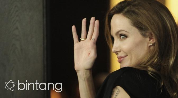 Angelina Jolie memberi pengasawan penuh pada anak-anaknya saat Brad Pitt datang berkunjung. (AFP/Bintang.com)