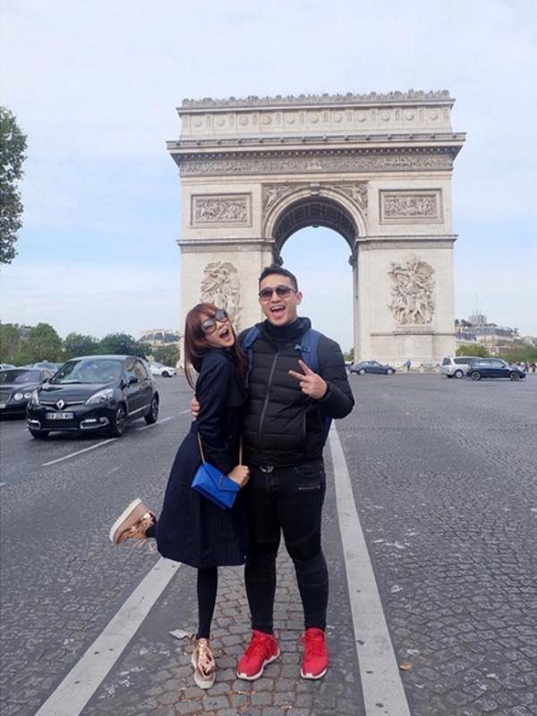 Sang istri saat mengunggah foto Arc De Triomphe, ini menjadi perdebatan dari netizen. Lantaran salah satu netizen melihat bahwa kedua pasangan ini sedang bermain di Kediri Jawa Timur. (Instagram/adieztyfersa)