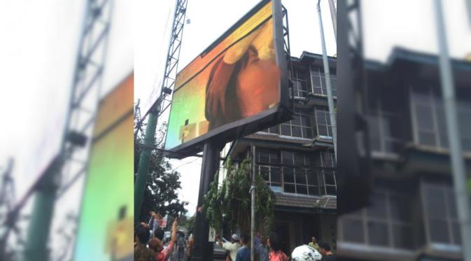 Sebuah layar besar dekat kantor Wali Kota Jakarta Selatan menampilkan tayangan video mesum. (Ist)