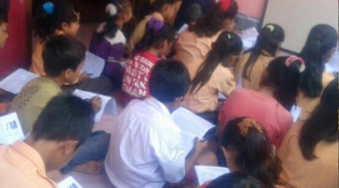 Anak-anak di Kampung Kebon Cau dan Cibodas, Desa Cipinang, Kecamatan Rumpin, Kabupaten Bogor, ini terpaksa harus belajar dengan fasilitas dan infrastruktur seadanya (Liputan6.com/Achmad Sudarno)