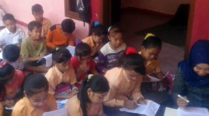 Anak-anak di Kampung Kebon Cau dan Cibodas, Desa Cipinang, Kecamatan Rumpin, Kabupaten Bogor, ini terpaksa harus belajar dengan fasilitas dan infrastruktur seadanya (Liputan6.com/Achmad Sudarno)