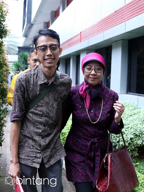 Kiswinar dan Ariyani Soenarto saat di Polda Metro Jaya. (Nurwahyunan/Bintang.com)