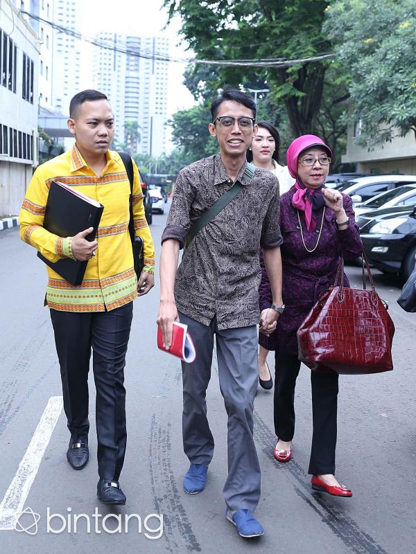 Kiswinar dan Ariyani Soenarto saat di Polda Metro Jaya. (Nurwahyunan/Bintang.com)