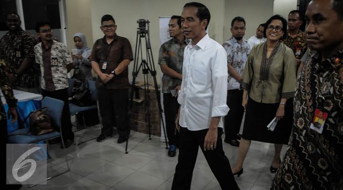 Presiden Jokowi saat sidak di Kantor Pusat Dirjen Pajak, Jumat (30/9). Jokowi mengaku mendapat banyak permintaan agar Tax Amnesty diperpanjang dan berjanji akan memberikan kemudahan administrasi hingga Desember 2016. (Liputan6.com/Faizal Fanani)