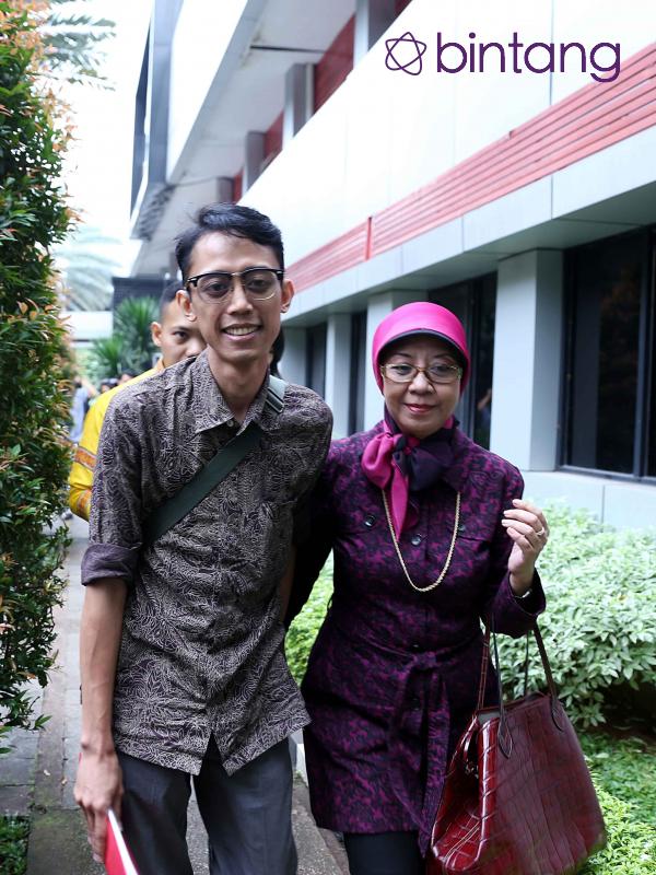 Kiswinar dan Ariyani saat mendatangi Polda Metro Jaya terkait laporan terhadap Mario Teguh. (Nurwahyunan/Bintang.com)