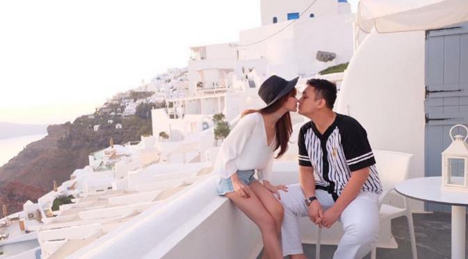 Gilang Dirga bersama istri, Adiezty Fersa tengah menikmati liburan di Eropa. (Instagram)