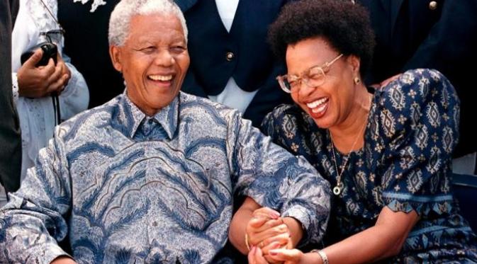 Nelson Mandela mengenakan batik.