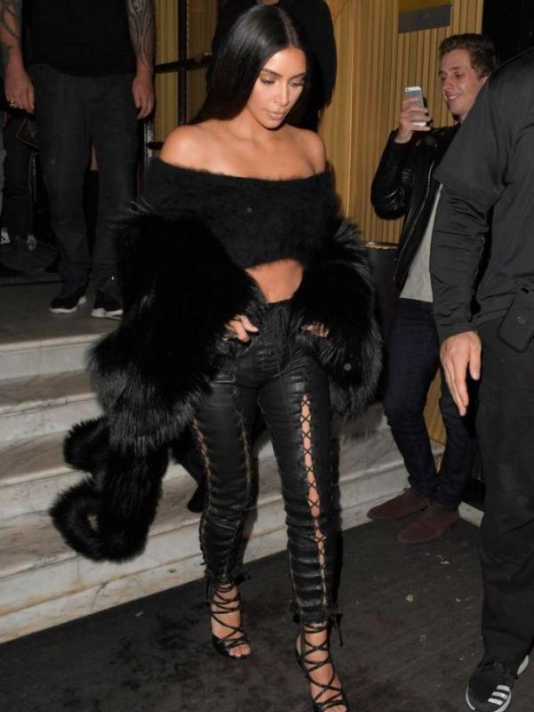 Kim Kardashian usai menghadiri Paris Fashion Week. (Mirror.co.uk)