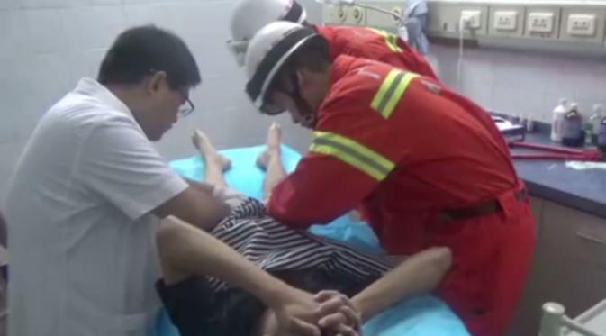 Petugas pemadam kebakaran bersama seorang dokter berusaha mengeluarkan cincin itu dari penis remaja itu (Shanghaiist.com).