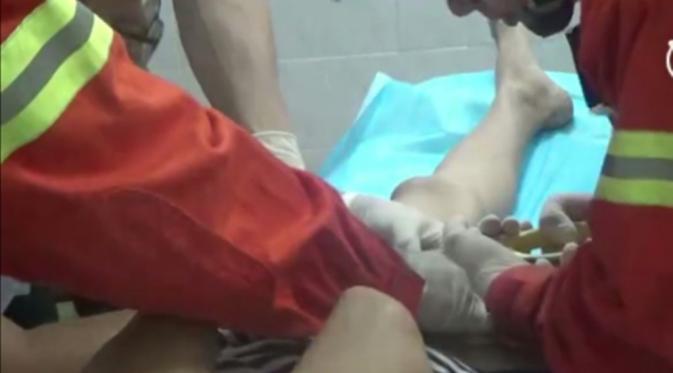 Cincin Tersangkut di Penis, Remaja China Dibawa ke Rumah Sakit (Shanghaiist.com)