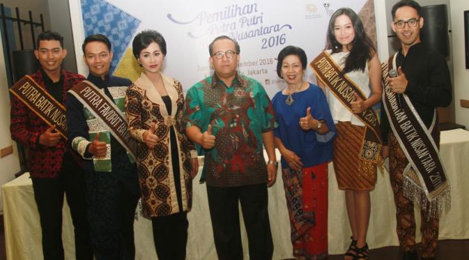 Ayu Diah Pasha bersama dengan panitia Putra Putri Batik Nusantara 2016