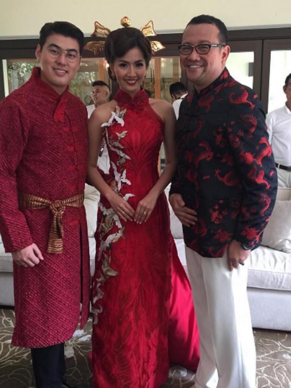 Asty Ananta dan Hendra tampak cantik dan gagah mengenakan busana bernuansa Tiong Hoa sebelum berlangsungnya resepsi pernikahan. (Instagram @alvinadam1)