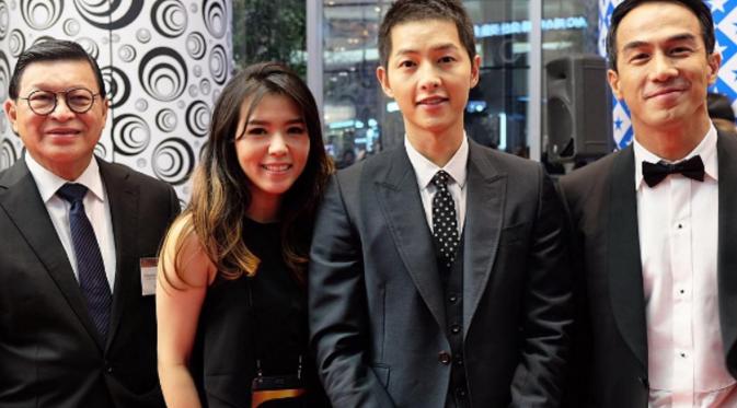 Joe Taslim dan Song Joong Ki menghadiri APAN Star Awards 2016. Foto: Instagram (@julietaslim)