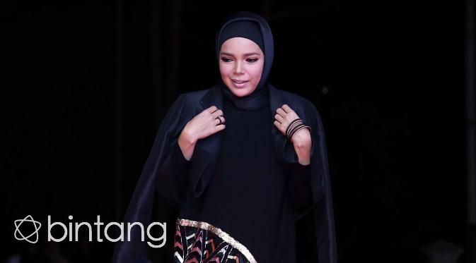Dewi Sandra selalu memperhatikan gaya berbusananya. (Nurwahyunan/Bintang.com)