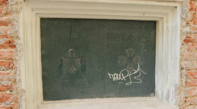 Logo Ksatria Templars tampak di salah satu penutup ruangan bawah tanah di jalanan Blutgasse. (Liputan6.com/Reza Khomaini)