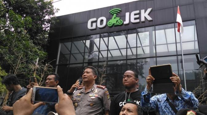 Unjuk rasa ratusan driver Gojek di kantor PT Gojek Indonesia, Kemang, Jakarta Selatan, mulai memanas. (Liputan6.com/Richo Pramono)