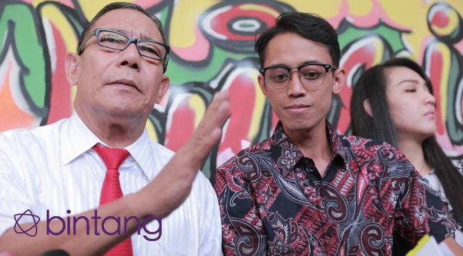Kiswinar dan kuasa hukumnya. Kiswinar mengaku menjadi saksi KDRT yang dilakukan Mario Teguh. (Adrian Putra/Bintang.com)