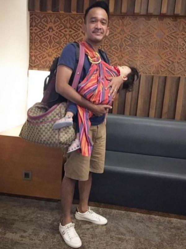 Ruben Onsu saat menggendong anaknya, Thalia Putri Onsu. (Instagram - @ruben_onsu)