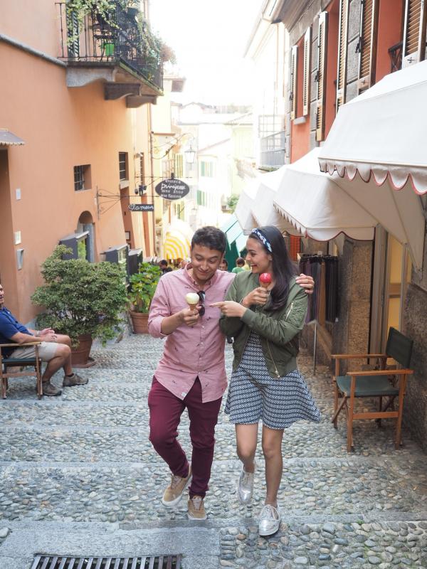 Amanda Rawles dan Dimas Anggara menyusuri sudut kota Bellagio, Italia. (Alexander Thian/Screenplay Films)