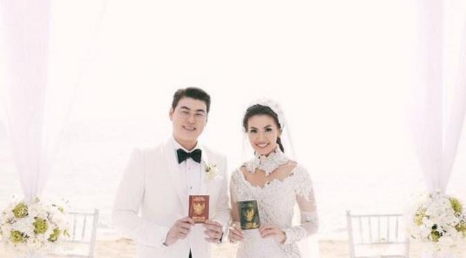 Asty Ananta dan Hendra usai melangsungkan akad nikah di Nusa Dua, Bali. (Instagram @asty_ananta)