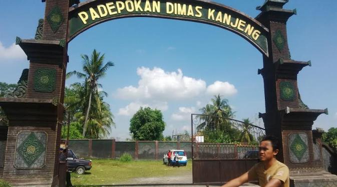 Pintu gerbang Padepokan Dimas Kanjeng (Liputan6.com / Dhimas Prasaja)