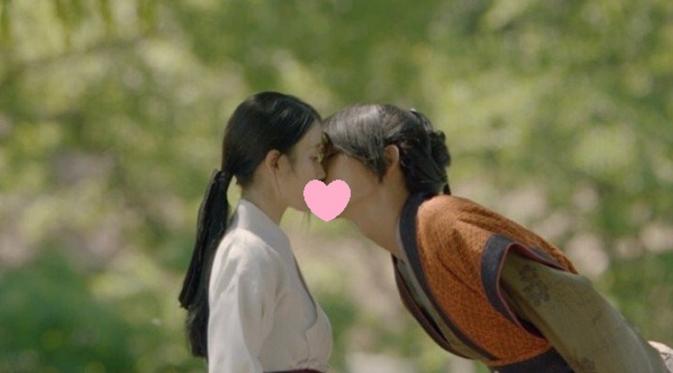 Adegan ciuman yang dilakukan Lee Jun Ki dan IU (Yibada)