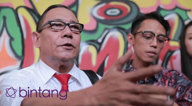 Kiswinar dan Ferry H. Amahorseya, selaku kuasa hukum Kiswinar dan Ariyani Soenarto. (Adrian Putra/Bintang.com)