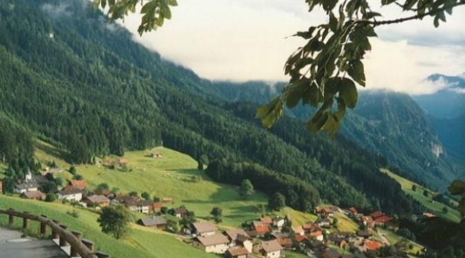 Desa Treisenberg. Walaupun dikenal sebagai negara netral cinta damai, ternyata Swiss pernah 3 kali melakukan 'invasi' ke negara lain. (Sumber warhistoryonline.com)