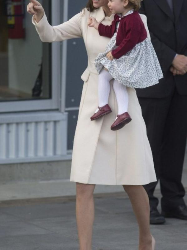13 outfit yang dikenakan Kate Middelton saat kunjungan ke Kanada mencapai ratusan juta. Wow! (via: dailymail.co.uk)
