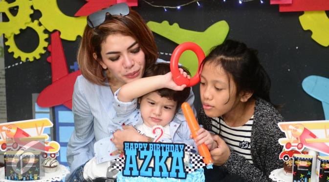 Nikita Mirzani merayakan ulang tahun putranya, Azka, yang kedua di yayasan penderita kanker. (Herman Zakharia/Liputan6.com)