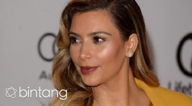 Kim Kardashian baru-baru ini terlihat kembali mengenakan cincin berlian yang dirampok di Paris. (AFP/Bintang.com)