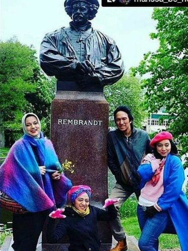 Marissa Haque dan Ikang Fawzi bersama dua putrinya (Instagram/@marissahaque)