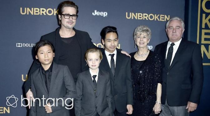 Brad Pitt merasakan kesedihan yang mendalam dan kini ia bersandar pada ibunya. (AFP/Bintang.com)