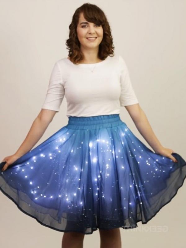Jangan takut gelap, rok bersinar ini bisa terangkan dunia dengan 250 lampu LED. (via: Boredpanda.com)