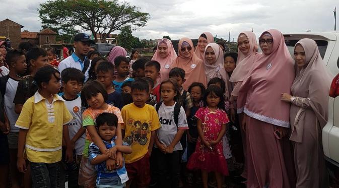Risty Tagor dan teman-teman majelis taklimnya mengunjungi korban bencana banjir di Garut, Jawa Barat [foto: instagram]
