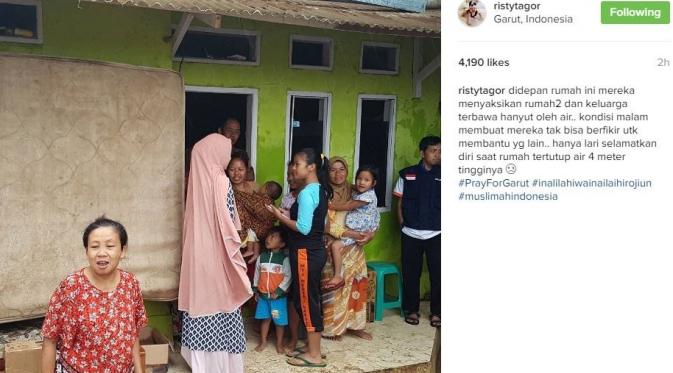 Risty Tagor mengunjungi korban bencana banjir di Garut, Jawa Barat [foto: instagram]