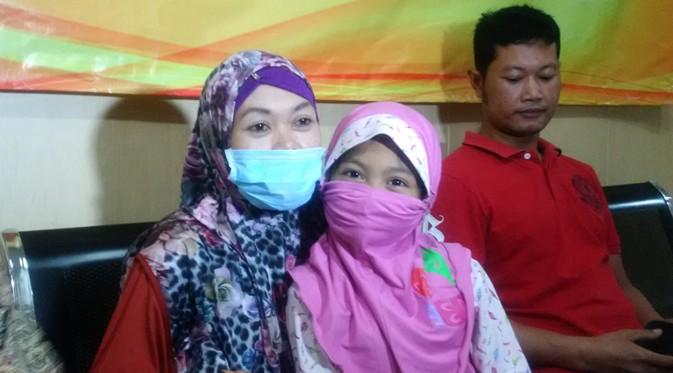Misca Mancung bersama sang ibu usai menjalani pemeriksaan di Polres Depok, Selasa (4/10/2016) (Liputan6.com/Rizky Aditya Saputra)