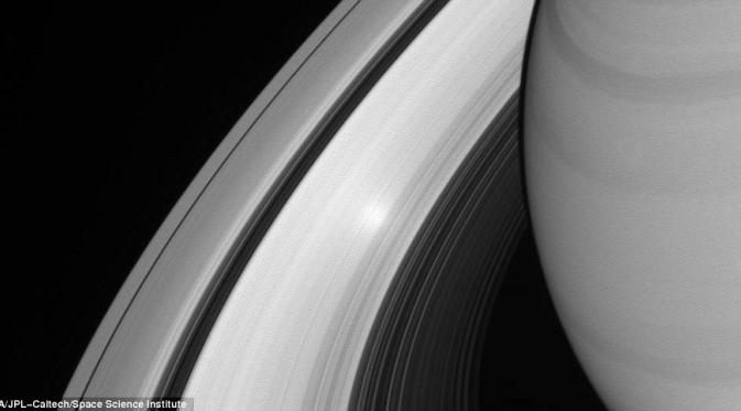 Bulan kecil di sisi B cincin Saturnus. (NASA)
