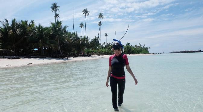 Bella Shofie liburan ke pulau [foto: instagram]