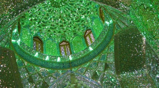 Shah Cheragh terletak di Shiraz, Iran. (Via: boredpanda.com)