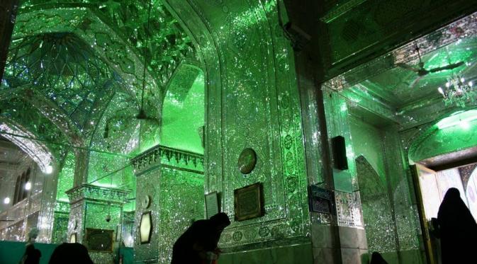 Inteior Shah Cheragh terbuat dari potongan cermin yang memantulkan sinar ke segala arah. (Via: boredpanda.com)